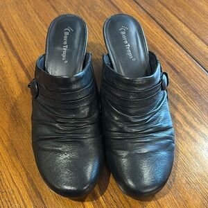 Bear Traps Hilly Leather Heeled Mules